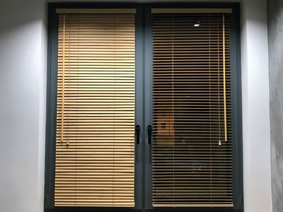 Деревянные горизонтальные жалюзи на стеклопакет и балконную дверь в СПб